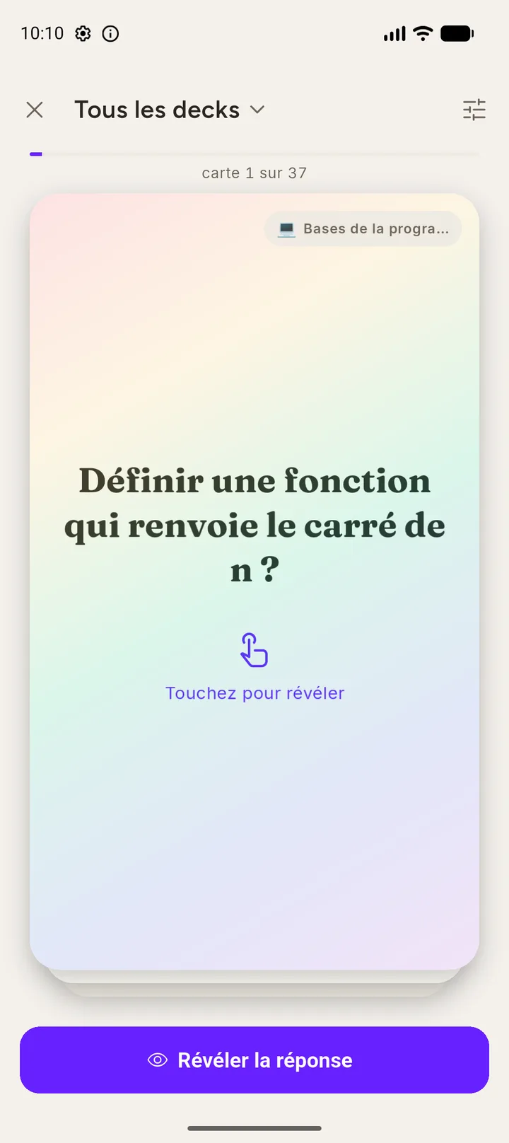 Écran de révision de l’application flashcards : une carte « Bases de la programmation » attend d’être retournée