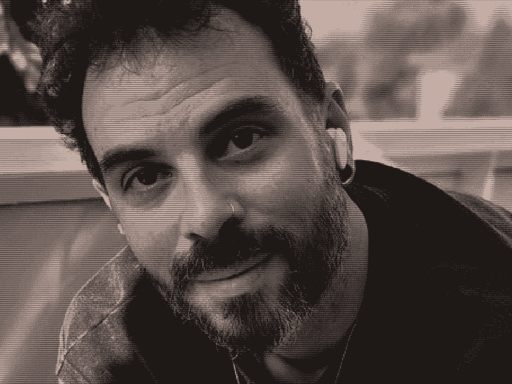 Portrait de Quentin Fankrache, traité en duotone tramé